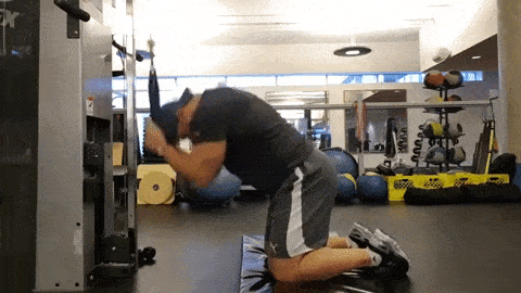 man doing cable crunch